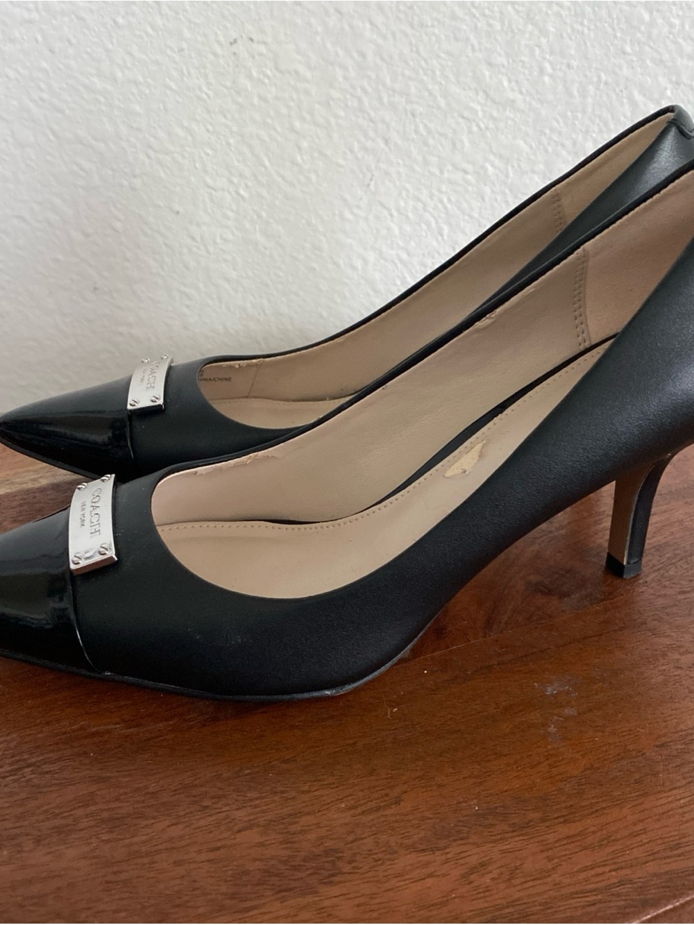 Coach Black Pointed Toe Leather Pumps with Logo Plaque size 6.5 - Picture 2 of 9